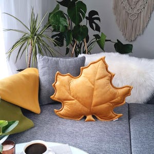 Senfgelbes Dekor, Dekoratives Blattkissen, Geschenk für Naturliebhaber, Kissen für Mama von Tochter, Kissen in einzigartigen Formen