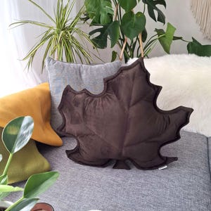 Ahornblatt-Zierkissen für die Herbstdekoration, von der Natur inspiriertes Zuhause, von Wald inspiriertes Zierkissen, braunes Samtkissen