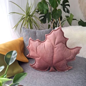 Samtkissen mit Blattmotiv für die Herbstdekoration, Kissen mit Ahornblattmotiv, Geschenkideen für Herbsthochzeiten, rustikales Boho-Kissen