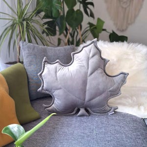 Ahornblatt Kissen grau Samt, Boho Heimtextilien, Geschenk für Pflanzenliebhaber, Naturkissen, Herbstdekoration, Botanisches Kissen, Geschenk