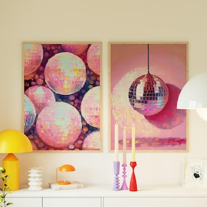 Zestaw wydruków Disco Balls 2, Preppy Pink Wall Art, Bachelorette Bar Cart, Groovy Poster, Dziewczęcy modny, maksymalistyczny wystrój pokoju w akademiku, do wydrukowania
