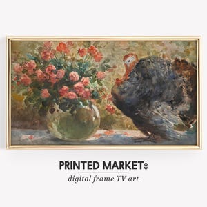 Könnte beinhalten: Ein Aquarellbild, das eine Pute zeigt, die neben einer Vase mit rosa Rosen steht. Die Pute ist nach rechts im Bild gewandt und hat einen dunkelblauen und grauen Körper mit einem roten Kopf. Die Vase ist grün und weiß und steht auf einem Tisch mit einer weißen Tischdecke. Der Hintergrund ist hellgrün und braun.