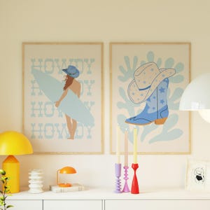 ウエスタンカウガール沿岸壁画、ギャラリー2枚セット、ブルーの壁アート印刷可能、サーファーガーリーな寮の部屋の装飾、プレッピーでトレンディなビーチ風美学