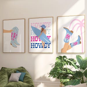 Küsten Cowgirl Druck 3er-Set Blau Pink Wandkunst, trendige Preppy Wohnheim Dekoration, Howdy Poster, Western Cowgirl Stiefel, Strand Surf Girly Dekor