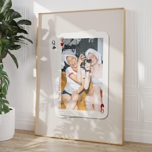 Impresión fotográfica personalizada de mejores amigos, arte de pared digital con naipes de póquer personalizados, regalo de Galentine único para ella, decoración de dormitorio universitario