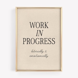 Impresión artística divertida para pared de oficina en casa con la frase "Trabajo en progreso" para decorar el escritorio.