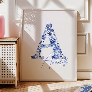 Impresión de nombre personalizada, póster con monograma chinoiserie azul y letra inicial, impresión digital personalizada, arte de pared para guardería, decoración floral vintage para niñas