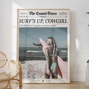 Surf&#39;s Up Cowgirl Zeitungsdruck, rosa blaue Küsten-Cowgirl-Wandkunst, New York Times-Poster, adrette trendige Ästhetik, digital druckbare Kunst