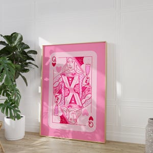 Felroze hartenkoningin speelkaart print, kunst aan de muur slaapzaal, cocktailposter, trendy esthetiek, bar kar decor, girly preppy college decor