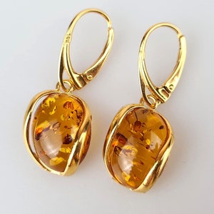 Pendientes de ámbar y oro de coñac, elegantes pendientes de ámbar báltico natural, pendientes colgantes hechos a mano, regalo para ella, joyas de ámbar lituano