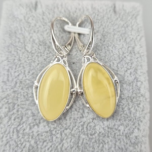 Witte sterlingzilveren oorbellen van Baltisch barnsteen: handgemaakte Royal Butterscotch-sieraden