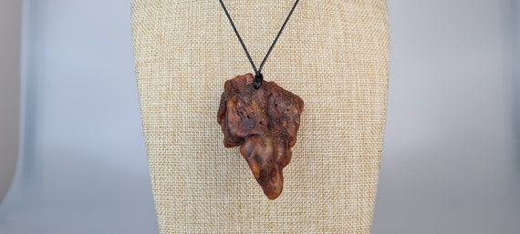 手作りバルト海産琥珀ペンダント：リトアニアのお守りネックレス