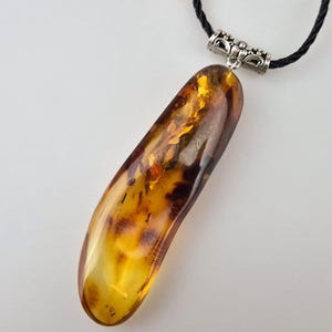 Colgante de lágrima de ámbar báltico natural: piedra preciosa marrón coñac