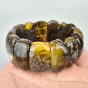 Armband van natuurlijke Baltische barnsteen: groene en witte edelsteen, Litouwse sieraden