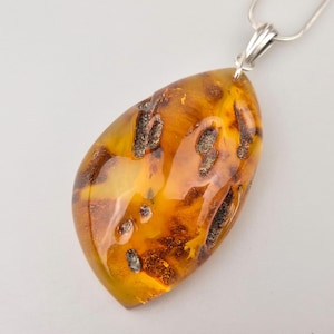 Ciondolo in ambra baltica fatto a mano: pietra preziosa dalla forma naturale e argento sterling 925