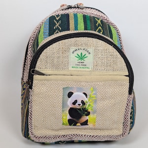 Puede incluir: Pequeña mochila colorida con un gráfico de oso panda. La bolsa presenta un patrón tejido en tonos verdes, azules y marrones. El bolsillo delantero tiene una ilustración de oso panda sosteniendo bambú. Cierre de cremallera y etiqueta "Himalayan Hemp THC Free Made in Nepal."