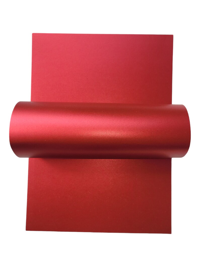 Op de afbeelding: Een rol rood metallic papier. Het papier heeft een subtiele glans en is perfect voor knutselen of scrapbooking.