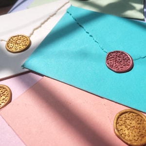 Enveloppes en papier faites main de bord de Deckle avec des perles de cire à cacheter gratuites auto-adhésives