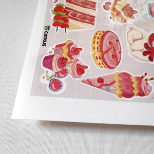 Puede incluir: Una hoja de pegatinas con varios postres de tem&aacute;tica de fresa, incluyendo cupcakes, porciones de pastel, conos de helado y un shortcake de fresa. Las pegatinas est&aacute;n impresas en vinilo transparente y tienen un acabado brillante.