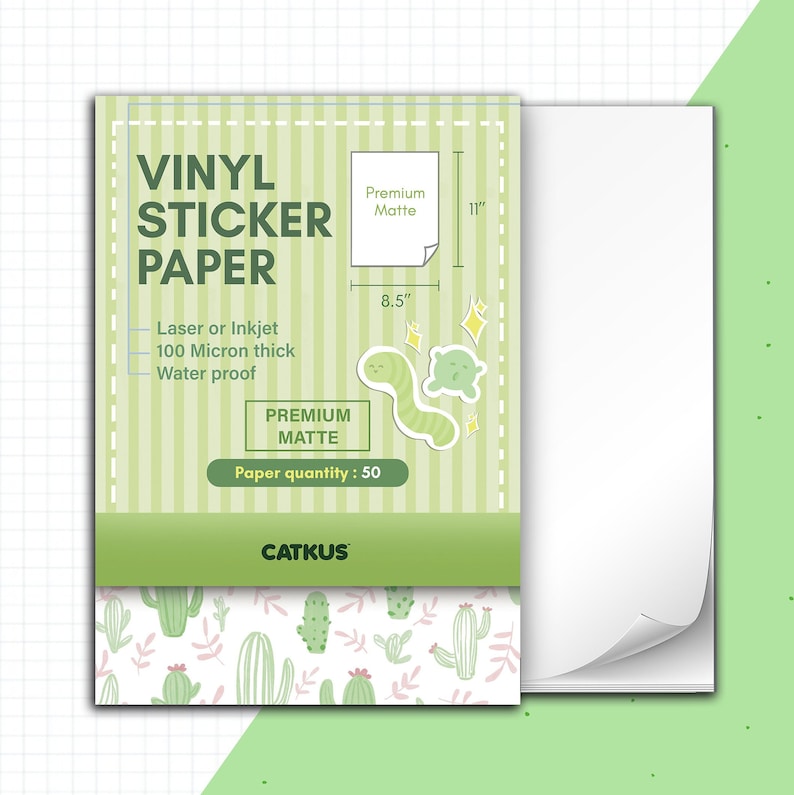 Puede incluir: Un paquete de 50 hojas de papel de pegatina de vinilo de 21,6 cm x 27,9 cm. El papel tiene un grosor de 100 micras y es resistente al agua. El papel es imprimible con l&aacute;ser o inyecci&oacute;n de tinta. El paquete tiene un patr&oacute;n de cactus verde y blanco en la parte posterior. El texto en la parte delantera dice "Vinyl Sticker Paper", "Premium Matte", "Laser or Inkjet", "100 Micron thick", "Water proof", "Premium Matte", "Paper quantity: 50" y "CATKUS".