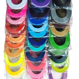 K&ouml;nnte beinhalten: Sortiment von 30 Packungen Quilling-Papierstreifen in verschiedenen Farben, darunter Wei&szlig;, Rosa, Rot, Orange, Gelb, Gr&uuml;n, Blau, Lila und Schwarz. Jede Packung enth&auml;lt 50 Papierstreifen.
