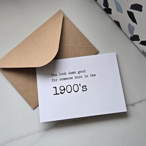 Carte d'anniversaire drôle, vous avez l'air bien pour quelqu'un de né dans les années 1900, carte d'ami drôle, carte d'anniversaire de collègue, carte drôle, carte d'anniversaire