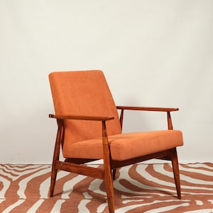 Fotel vintage longue w stylu mid-century modern, tapicerka pomarańczowa, drewno orzechowe, kolory 1970