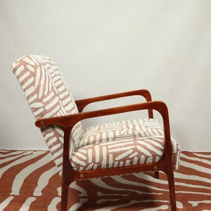 Fotel vintage koralowy czerwony etniczny styl 1960 Fotel do salonu w stylu Mid Century Modern odrestaurowany