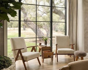 Par de sillas modernas tipo V alargadas / diseño moderno de mediados de siglo / tela bouclé color blanco roto / madera maciza de haya /