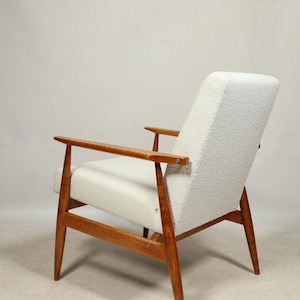 Fotel vintage w białej, śnieżnobiałej tkaninie bouclé Design w stylu Mid Century Modern firmy H.Lis 300-190