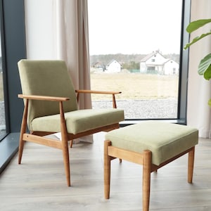 Fotel i podnóżek w stylu vintage, zielony oliwkowy sztruks naturalny materiał, projekt H.Lis 1970 zestaw foteli do salonu