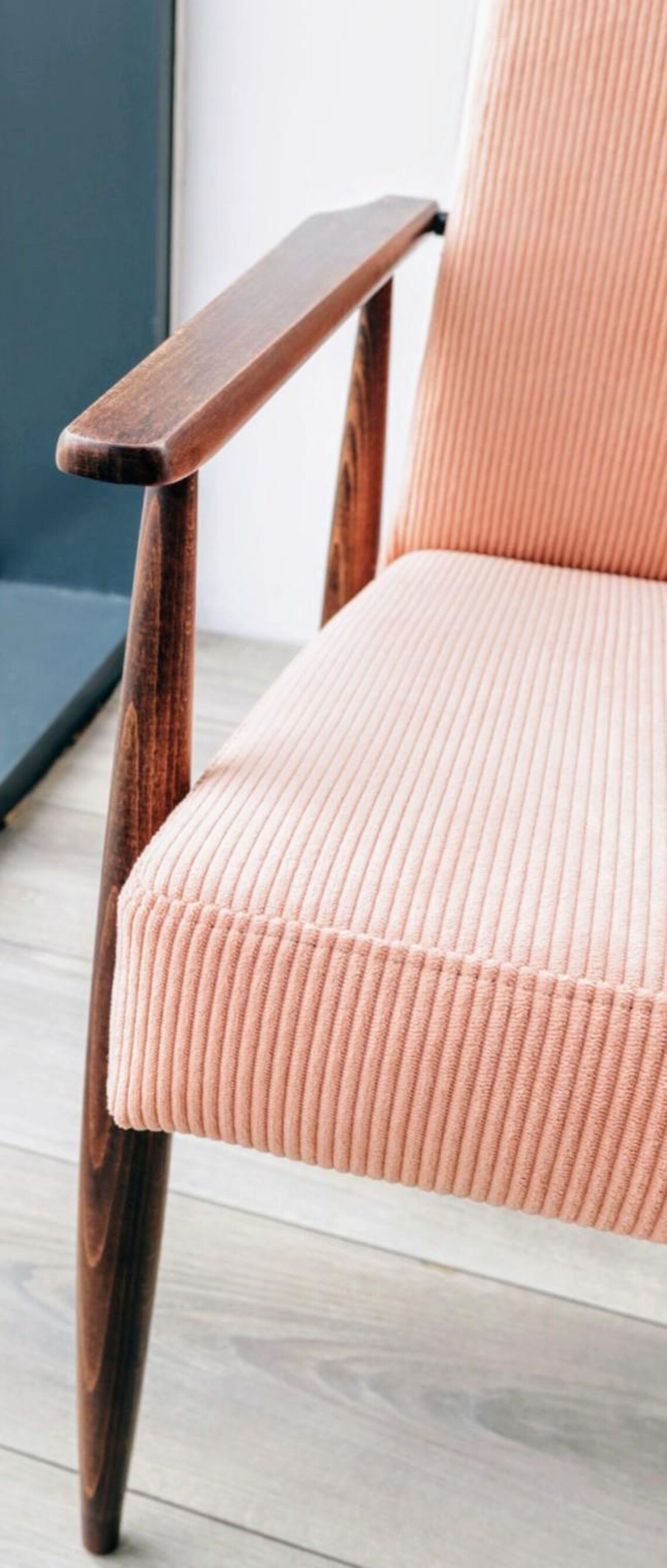 Vintage armchair salmon pink corduroy Mid century modern design by H.Lis 300-190, photo 4 sur 5