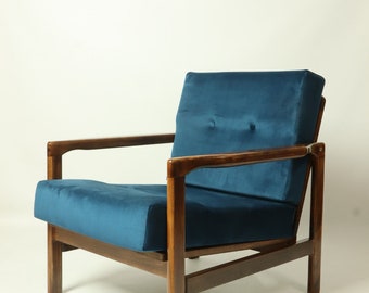Fotel w stylu Mid-Century Modern: Odrestaurowany Blue Velvet, projekt Zenona Bączyka