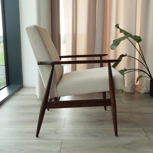 Skandynawski fotel sztruksowy beżowy w stylu mid century modern z drewna krzesło do salonu
