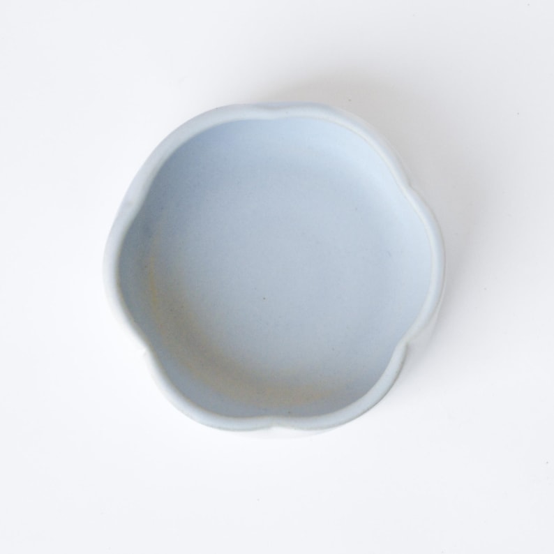 Flower-shaped trinket tray • Handmade ceramic image 1