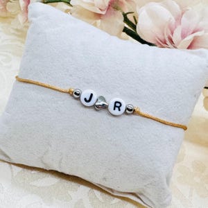 Gepersonaliseerde macramé armband met zilveren messing hart - letter vriendschapsarmband