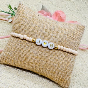 Pulsera de perlas personalizada con corazón - pulsera beige con letras