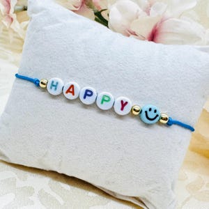 Pulsera de macramé personalizada colorida con azul sonriente - pulsera de amistad con letras