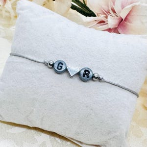 Pulsera de macramé personalizada con corazón de latón plateado - pulsera de amistad con letras gris