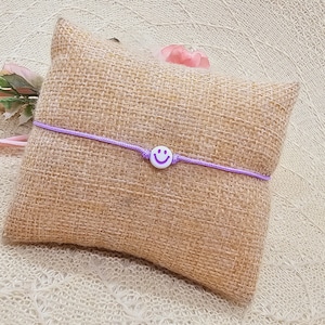 Bracciale macramè Happy Smiley viola con biglietto continua a sorridere