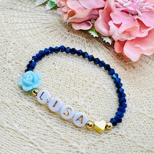 Pulsera de perlas personalizada azul con corazón y flor bañados en oro - nombre de la pulsera - regalo para novia
