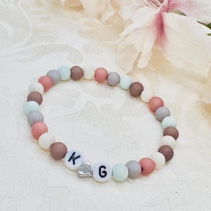 Pulsera de cuentas personalizada colorida con corazón de latón - pulsera de letras elásticas - regalo para ella