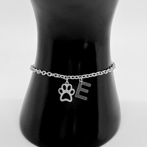 Pulsera de plata personalizada hecha de acero inoxidable con pata y letra - pulsera de eslabones impermeables - regalo para él y para ella