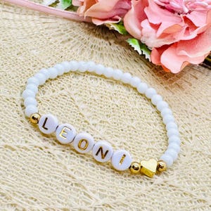 Pulsera de perlas personalizada blanca con corazón de latón - nombre de la pulsera - regalo para novia mamá hermana