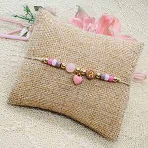 Pulsera fina con inicial con colgante de corazón y cuenta de cuarzo rosa - pulsera de filigrana personalizada
