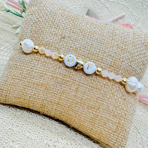 Pulsera de perlas personalizada bicolor con perlas de agua dulce y corazón - pulsera beige con letra
