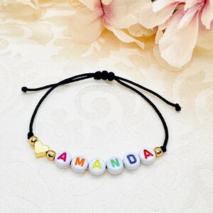 Pulsera de macramé personalizada colorida con corazón bañado en oro - pulsera de amistad con letras