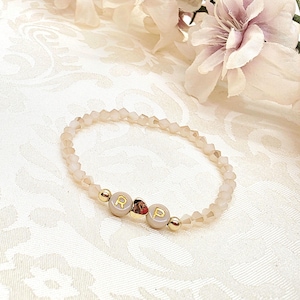 Personalisiertes Perlenarmband zweifarbig mit Herz vergoldet - Armband beige mit Buchstabe