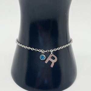 Pulsera de plata personalizada hecha de acero inoxidable con piedra de nacimiento y letra - pulsera de eslabones impermeable - regalo para él y ella