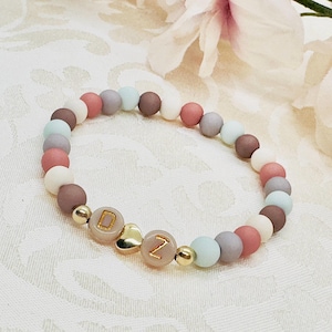 Pulsera de cuentas personalizada colorida con corazón de latón - pulsera de letras elásticas - regalo para ella